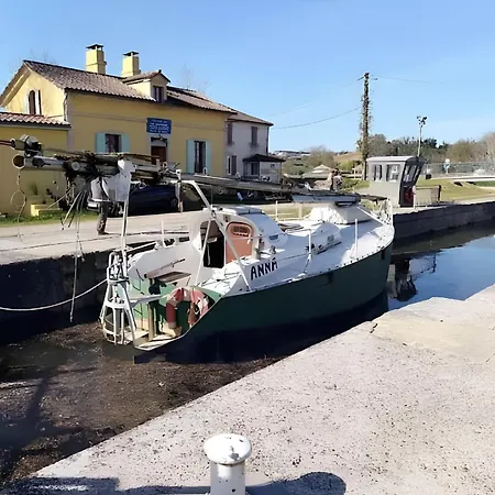 De L'ecluse بيت للعطل